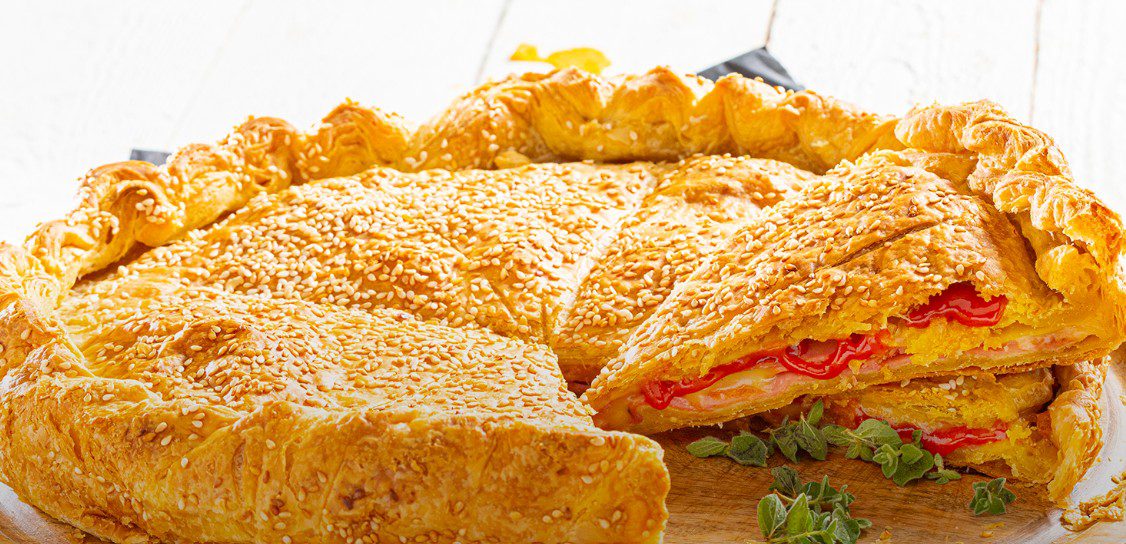 Συνταγή: Σπιτική ζαμπονοτυρόπιτα με σάλτσα ντομάτας