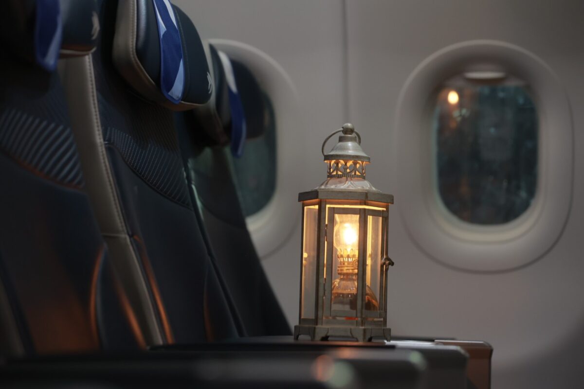 Η AEGEAN και η Olympic Air μετέφεραν το Άγιο Φως στην ελληνική επικράτεια