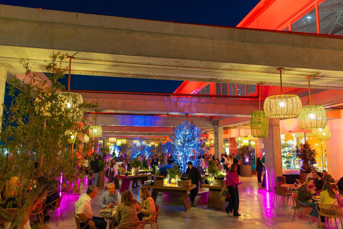 Μια βραδιά στο Urban Roof Garden που επαναπροσδιορίζει τα urban events με την υπογραφή του Δειπνοσοφιστήριον