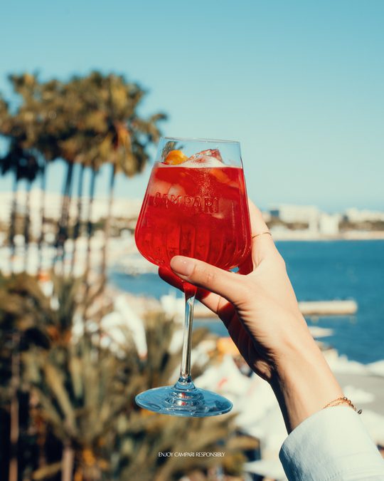 Το Campari επέστρεψε στις Κάννες για να γιορτάσει στιγμές που καθορίζουν το σινεμά