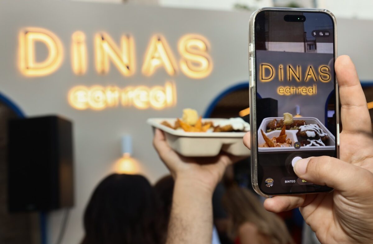 DINAS eat real: Άνοιξε τις πόρτες του στην Πανόρμου το νέο κατάστημα της Ντίνας Νικολάου 