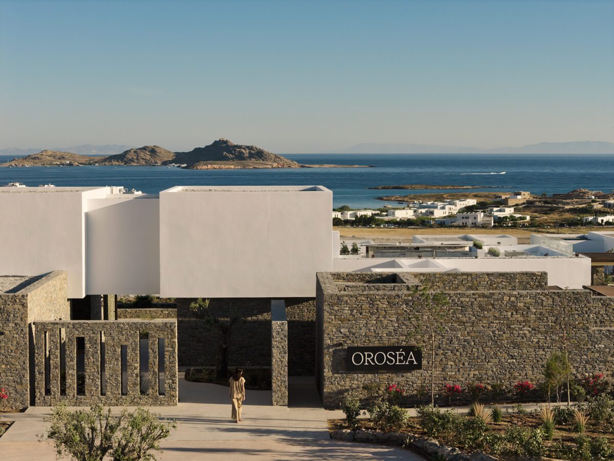 To OROSEA Paros μόλις άνοιξε τις πόρτες του στον λόφο της Νάουσας με φόντο το Αιγαίο