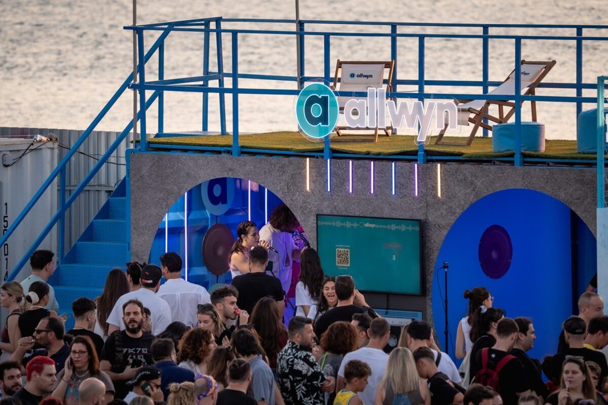 Τι θα κερνούσαν οι Έλληνες fans τους Pet Shop Boys; Η Allwyn έχει την απάντηση