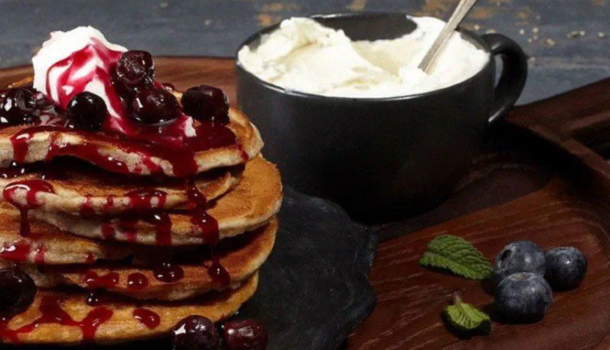 Vegan συνταγή για πρωινό: Pancakes με κανέλα και μύρτιλα