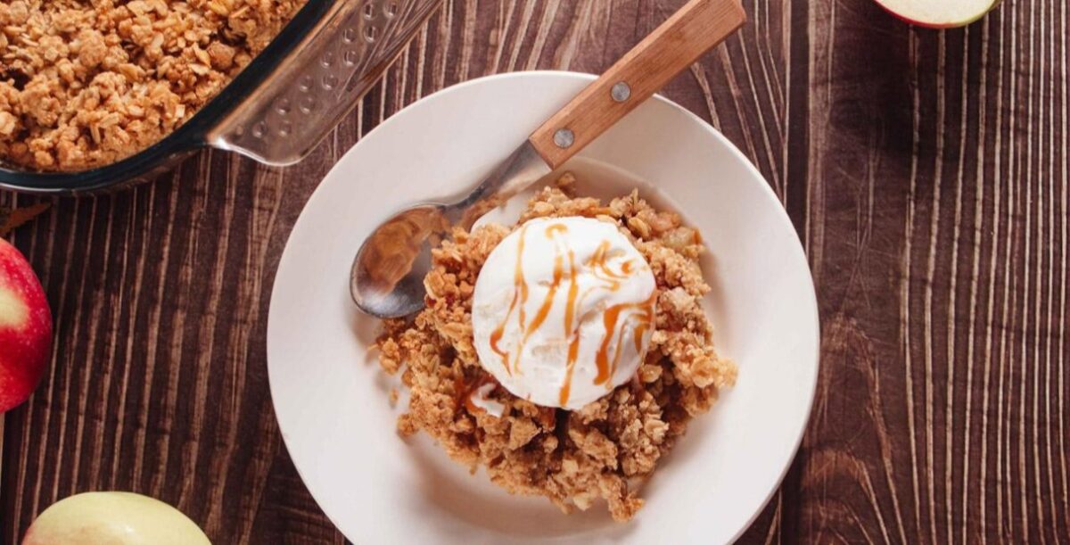 Γλυκιά συνταγή: Apple Crumble με παξιμάδι
