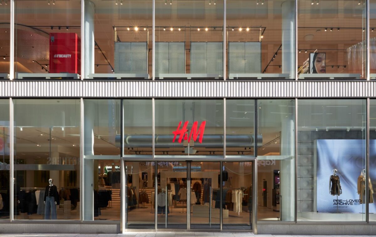 Ανανεωμένο το εμβληματικό κατάστημά της H&M στην Ερμού