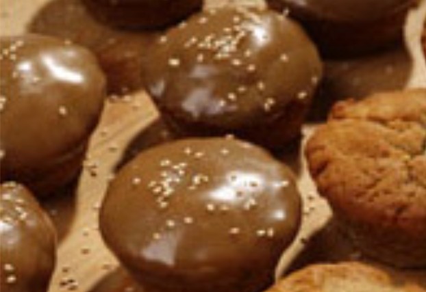 Συνταγή: Muffin χαλβά με καρύδια και γλάσο ταχινιού